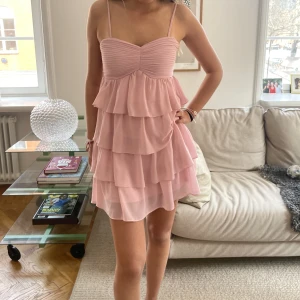 Superfin volangklänning💖 - Supersöt rosa volangklänning 💖 Storlek S