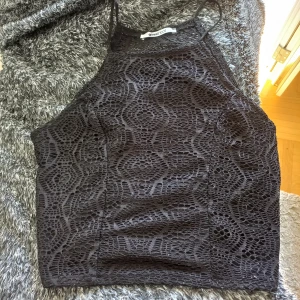 Linne - En svart linne med mönster.