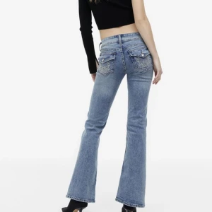 Flare low jeans - Lågmidjade jeans från hm med så snygga fickor! Helt slutsålda. Använd ett fåtal gånger. Passar mer som en 38a