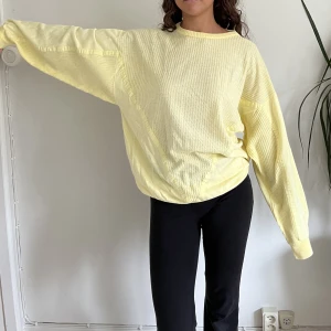 Tröja  - Söt gul tröja! Passar allt från XS till L beroende på önskad passform ❣️