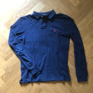 Polo Ralph lauren piké  - Säljer min snygga Ralph lauren långärmade piké i bra skick. Köptes från Care of Carl för 1299kr förra sommaren.  Använd 2-3 ggr. Öppen för byten!