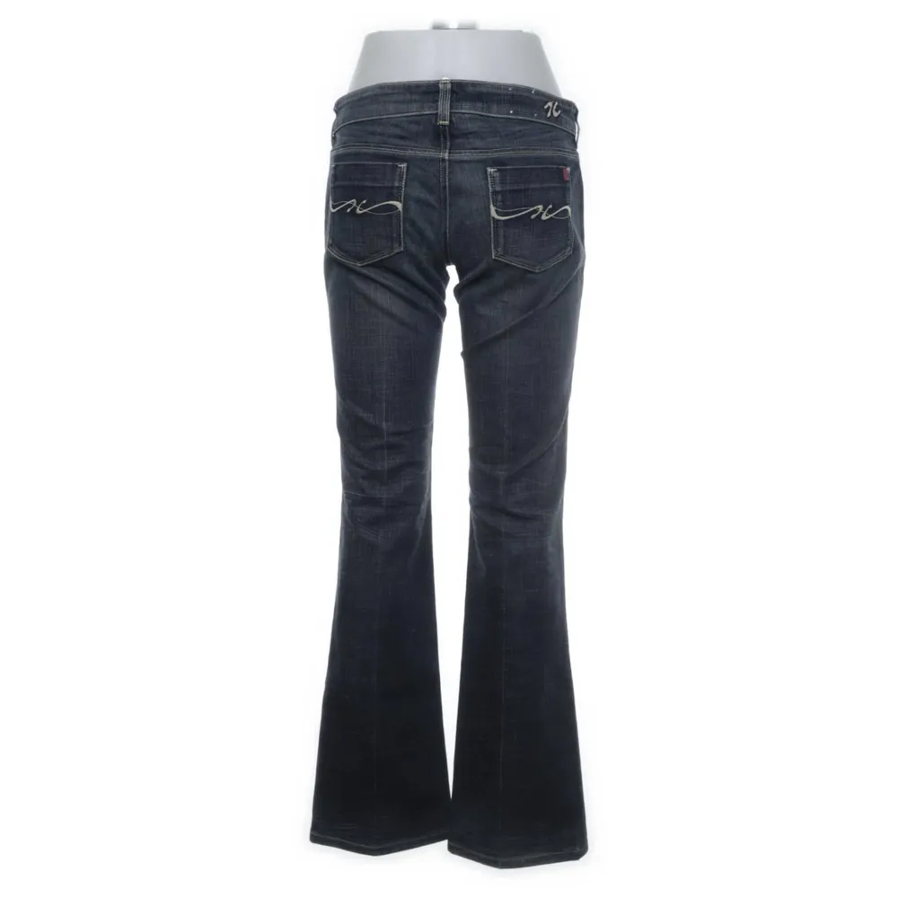 Säljer dessa snygga lågmidjade jeans från Tommy Hilfiger köpta på Sellpy. Köpare står för frakt, kontakta vid intresse! . Jeans & Byxor.