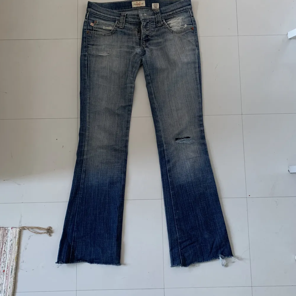 Säljer mina favorit  lågmidjade bootcut  jeans!! Skriv vid frågor!💋💋 finns två  hål men går att sy igen lätt💗har även varit hål men dom är igen sydda inget man tänker jättemycket på💯 midjemått :90cm innebenslängd:75cm . Jeans & Byxor.