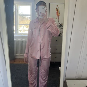 Victoria’s secret pyjamas  - Jättefin pyjamas från Victorias secret, tyvärr för liten för mig. Båda delar i strl Xs. (Säljer ej delarna separat)