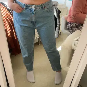 Säljer dessa jeans från Zara som jag använt ett par gånger men säljer nu pga att de är för stora och använts inte längre🥰