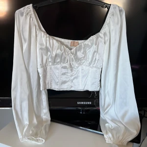 Satin tröja - jätte söt tröja som kan användas vid olika tillfällen.