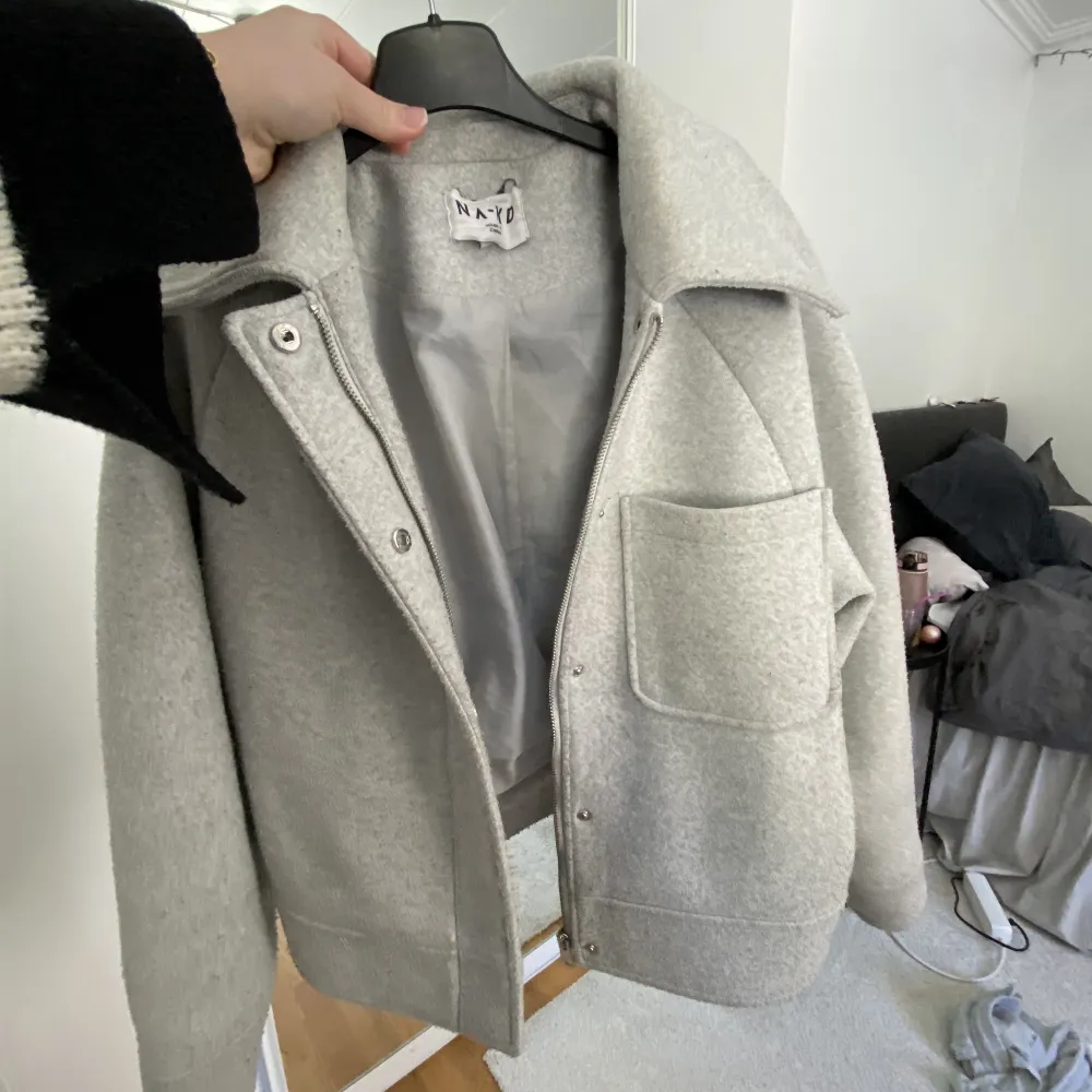 Säljer denna jacka från na-kd, lite nopprig annars inga större defekter! 🤍. Jackor.