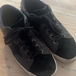 Skor - Säljer mina fina skor från märket next. Är osäker på om de är i storlek 38 eller 39 då det inte står❤️ ! Tryck inte på köp direkt !