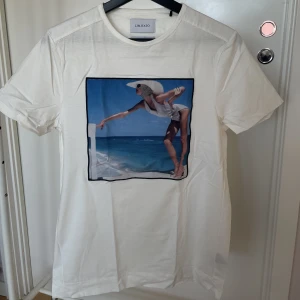 Limitato T-shirt - As snygg vit Limitato T-shirt i herrstorlek S. Nypris över 2000kr, säljes för 700kr. T-shirten är i nyskick, skrynklig eftersom den legat vikt😊