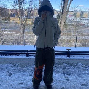 Vit/turkos arcteryx liknande gorpcore jackq - Vit/turkos gorpcore jacka perfekt för våren med riktigt snygg krage. Passar runt S-M riktigt snygg. Använd gärna köp nu! Glöm inte att kolla in min profil och följ för mer kläder 