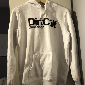 Dirtcult hoodie  - Säljer min dirtcult hoodie som bara ligger och tar plats i garderoben knappt använd Lite liten i storleken   Köparen står för frakten 