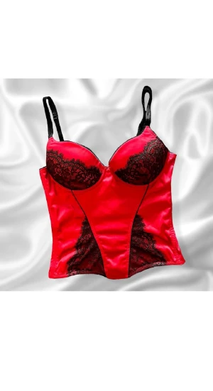 Röd korsett med spets - Röd korsett med svart spets. Kupa 75B. Köpt här på plick men passade inte. Frakt tillkommer💌 Inte mina bilder! 