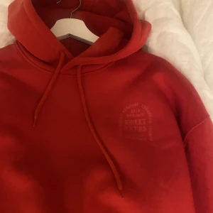 Helt ny hoodie från sweet sktbs  - Säljer denna ascoola hoodie från sweet sktbs junkyard, som jag inte fått användning för