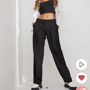 Kostymbyxor - Säljer dessa fina kostymbyxor från Nelly i fint skick. Använda några gånger och köpta för 499kr. Skriv för fler bilder.🩷