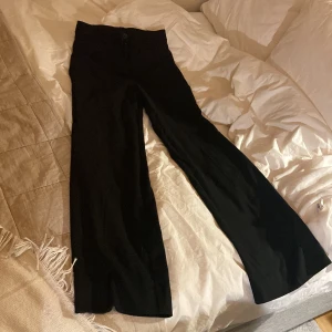 Kostym byxor - Dessa fina kostym byxor från monki är riktigt bekväma, men har då tyvär växt ur dem