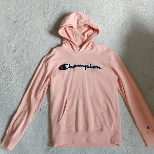 Champion hoodie säljes  - Säljer min Champion hoodie! Den är inte hårt använd, men har några fläckar i underkanten på framsidan! Storlek medium men sitter som S!