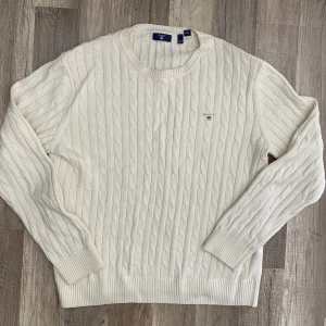 Gant tröja cream - Cream färgad Gant tröja, perfekt som den är eller med skjorta, storlek S