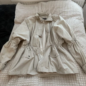 Regnjacka  - Från Gina tricot.  Storlek XS ( passar även S)  Regnjacka  Aldrig använd 