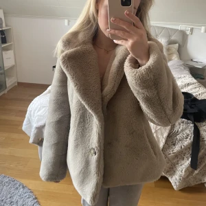 Jättemysig teddyjacka 🤍 - Världens mysigaste teddyjacka som använts sparsamt 🤍 Jättemysigt material och i superfint skick🤍 Köpt från nakd :)