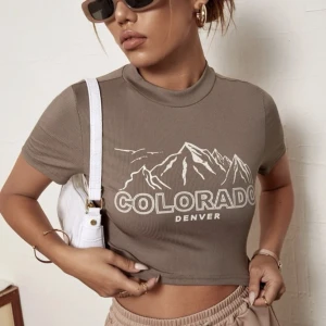 T-shirt - Brun t-shirt med tryck. Knappt använd🤎🤎 köparen står för frakt!