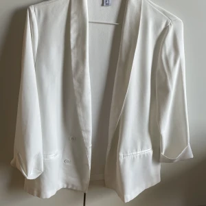 Tunnare kavaj - Vit tunn kavaj, aldrig använd! Passar 36- liten 40