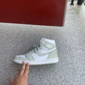 Jordan 1 seafoam - Strl 39, Köpta från nike drop sommaren 2021, orginalbox, vit-oreangea orginalsnören följer med och även lädertaggen med nikelogga.