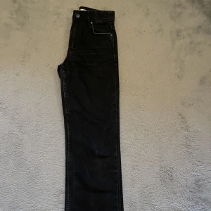 Jeans svarta  - Säljer mina högmidjade straight jeans om är svarta 