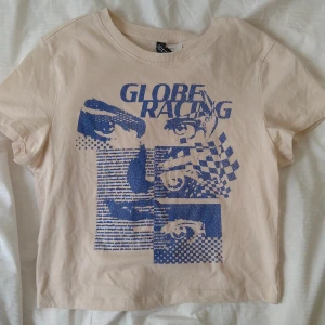 Babytee-global racing - Fin babytee från H&M, den är helt ny och aldrig använd, köptes i höstas 😊 3 för 2 på hela min shopp!