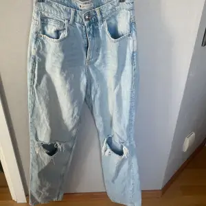 Ljusblåa jeans från Ginatricot, storlek 34. Säljer eftersom dom inte kommer till användning 