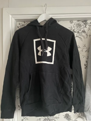 Under Armour hoodie - Säljer en hoodie som är i bra skick