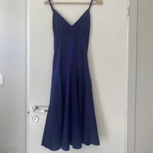 LILA SILKES KLÄNNING  - Vero Moda, storlek 40, LITEN I STORLEKEN, mer 36-38, dragkedja vid sidan 