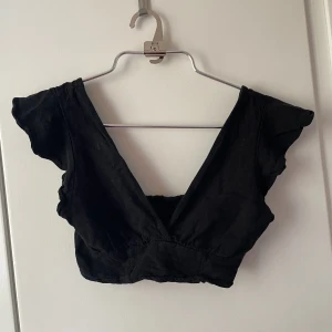 Pull and bear topp - Väldigt fin topp, nästan aldrig använd och i fint skick strl s men sitter som en xs