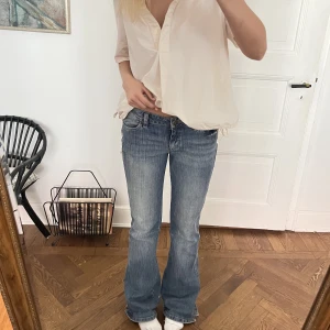 Bootcut jeans - Utsvängda ljusa jeans. 80cm i midjan. Är 176cm lång. Köptes second hand så vet ej märke.