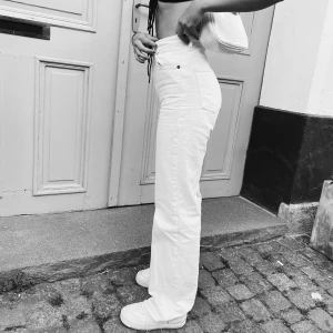 ZARA JEANS VITA - Så så fina vita byxor, perfekta till vår och sommar🤍 Säljer då jag ej har plats i garderoben, sista bilden är lånad