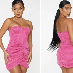 PLT KLÄNNING - Säljer denna super fina PLT klänning. Ej använd, ligger kvar i ordinarie påse och paket. Köpt till nyår men va i fel storlek och glömde returnera. Köpt för ordinarie pris 32 pund (416kr) men säljer för 350kr! Dock kan pris diskuteras! 🫶🏽