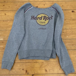 Hard Rock Lisbon - Hard rock tröja från lisbon! Super fin men tyvärr för liten för mig! Super nice tyg😍
