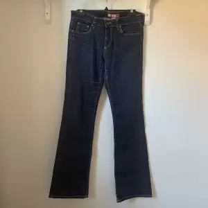 Ett par lågmidjade jeans i en perfekt mörkblå färg. Lite bootcut jeans. storlek 29 och långa i benen (jag är 180 cm och byxorna slutar på min ankel.  Köpte de på secondhand men har själv inte använt dom.  För fler bilder på byxorna skicka ett meddelande. 