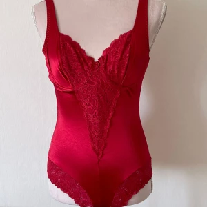 Helt ny Röd satin bodysuit  - Röd festlig bodysuit av satin i storlek S. Byst storleken är 80B. För bara 10kr❤️ 