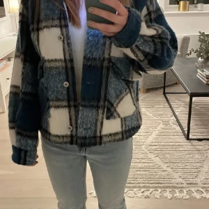 Jacka - (Lånade bilder) säljer en jätte fin blå rutig jacka från zara. Lagomt varm och helt perfekt nu till våren storleken är M men passar en S också. Bara att höra av sig vid frågor💖💖💗
