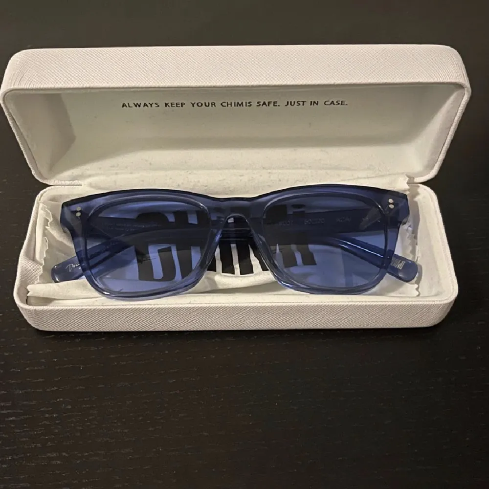 Ett par blå solglasögon från chimi som är nästan oanvända pga fel storlek🫶🏼. Accessoarer.