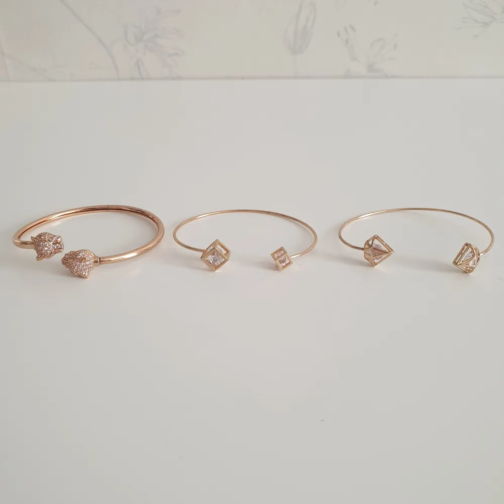 ✨️FÖRST TILL KVARN✨️ Fina minimalistiska armband. Köps separat men kan även köpas tillsammans. De olika varianterna är tigerhuvud, kub & diamant. Har varit mina favoriter men använder inte armband så mycket. Tiger: 40 kr, kub/diamant: 35 kr (+frakt). Accessoarer.