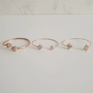 Eleganta armband - ✨️FÖRST TILL KVARN✨️ Fina minimalistiska armband. Köps separat men kan även köpas tillsammans. De olika varianterna är tigerhuvud, kub & diamant. Har varit mina favoriter men använder inte armband så mycket. Tiger: SÅLD kub/diamant: 35 kr (+frakt)