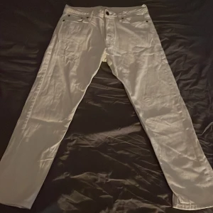 Jack and Jones jeans - Jag säljer ett par jack and Jones jeans som inte kommer till användning, dom är loose fit och helt nya. KOM MED BUD, tar även emot byten.