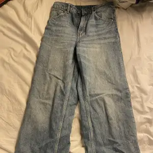 Skit coola baggy jeans köpta från H&M. Jag säljer dom för att dom inte har kommit till användning. Storleken är 38 tror jag. 💗 köparen står för frakten 