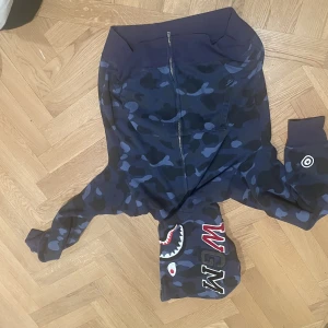 bape hoodie (äkta) - äkta bape hoodie köpt på impossible kicks i florida. Finns säkert kvitto. Riktigt fet men säljer för köpa en storlek mindre. Den är large men sitter medium och funkar på mig som 180 om man gillar lite baggy. 8/10 condition. pris kan diskuteras