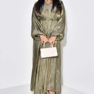 Modest Klänning - Modest klänning från JeansindustryFR, jätte fin och totalt oanvänd med lapp på, bra kvalite och i fint nytt skick.