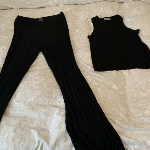 Svart set HM - HM set med matchade topp och byxa i storlek L  Nytt  Kan hämtas eller mötas upp i Stockholm   Pris kan diskuteras vid snabb affär 💕