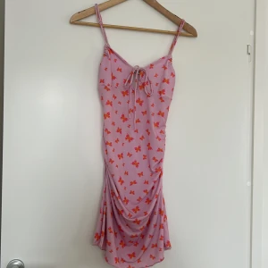 Klänning NA-KD - Klänning från NA-KD. Stl 34 men väldigt mycket stretch. 