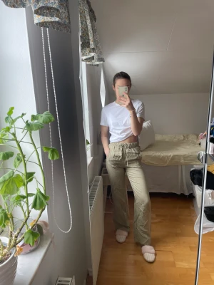 Byxor från Zara - Så najs byxor från Zara i grön/grå färg, ficka där bak och slits. Helt oanvända, strl xs. 