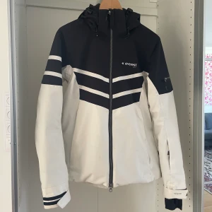 Everest skidjacka - Skidjacka från Everest. Mycket bra kvalitet och håller mycket varm. Kan såklart användas som vinterjacka. Lite slitningar som ses på bilderna. Nypris runt 1000kr, säljer för 300kr⭐️